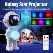 تصویر  گجت پروژکتور فضانورد مدل ماه در دست ایستاده