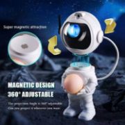 تصویر  گجت پروژکتور فضانورد مدل ماه در دست ایستاده